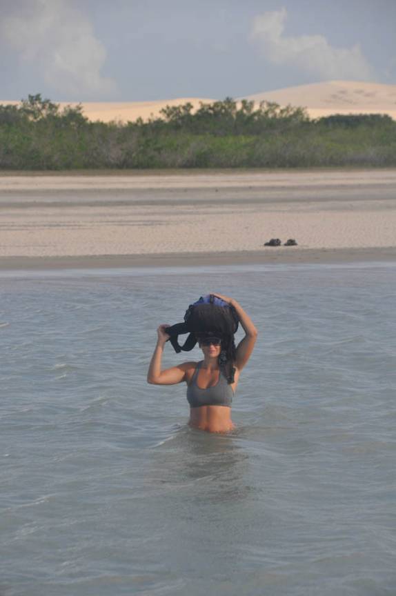 Atravessando, na maré cheia, o último obstáculo antes de chegar em Jericoacoara - CE